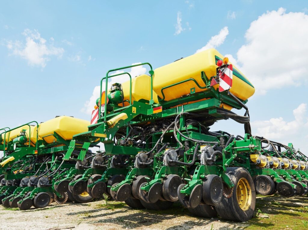 Tractores y aperos agrícolas para mejorar la productividad